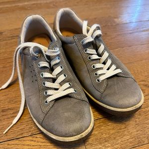 Women’s Ecco sneakers in taupe leather